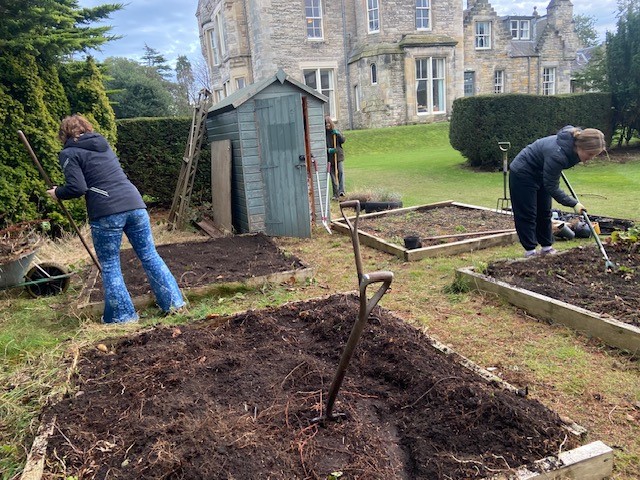 Edible Campus Garden Session – University Hall